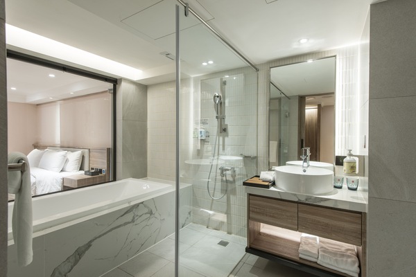 Kamar Double Superior | Selimut bulu angsa, minibar gratis, dan tirai kedap cahaya