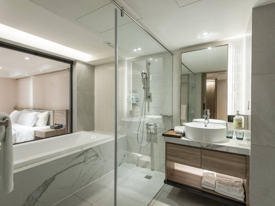 Habitación doble superior | Edredones de plumas, minibar con artículos gratuitos, cortinas opacas