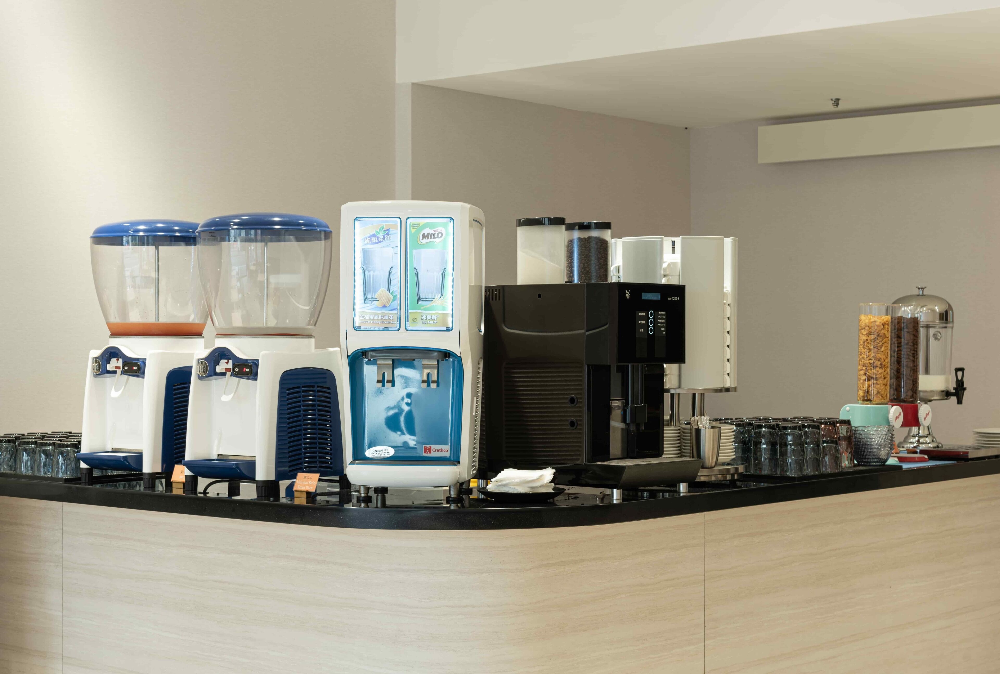 Un espace dédié au café, équipé de plusieurs machines à café et distributeurs.