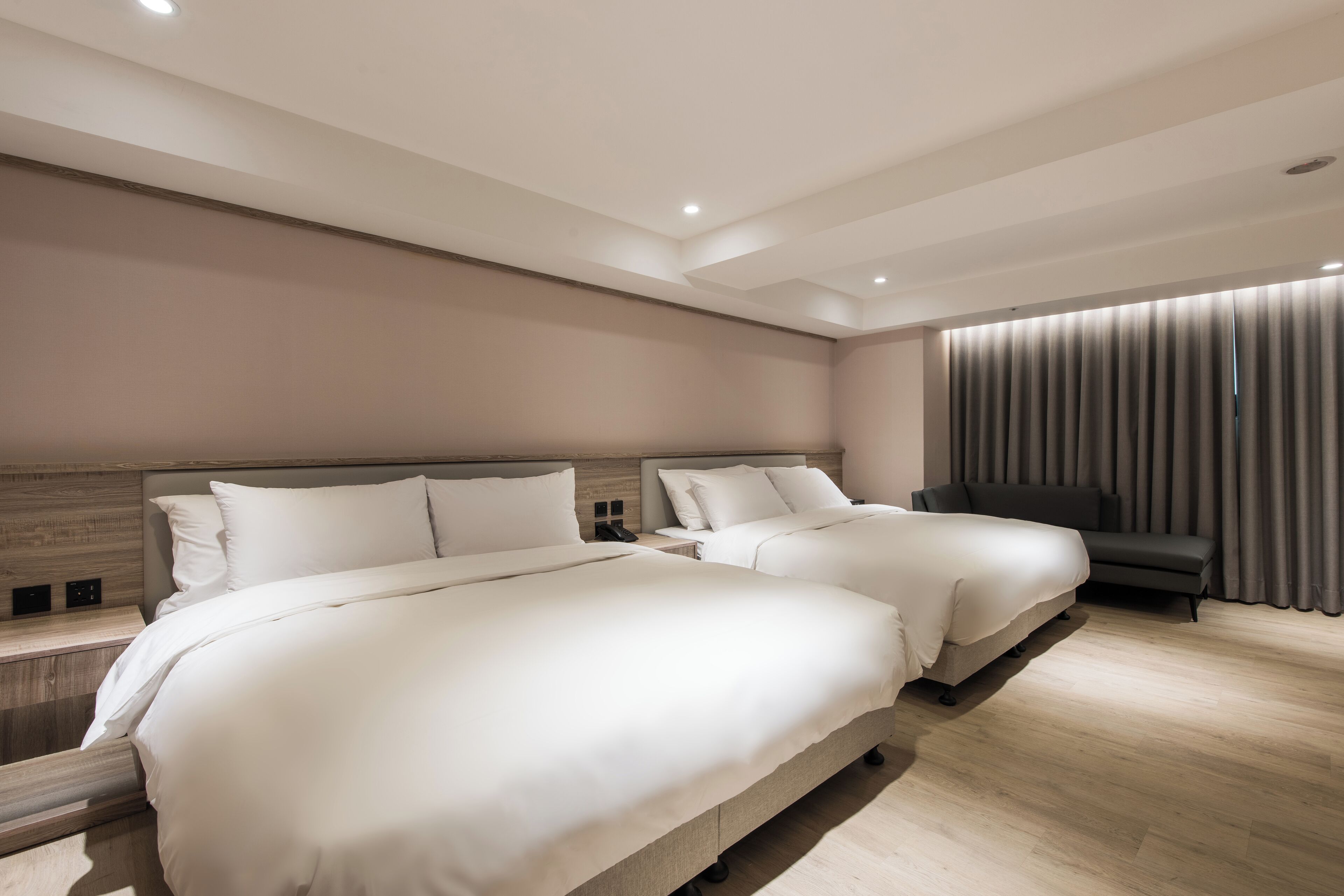 ห้องสแตนดาร์ดสำหรับสี่ท่าน | ผ้านวมขนเป็ด, มินิบาร์ฟรี, ผ้าม่านกันแสง, เตารีด/โต๊ะรีดผ้า