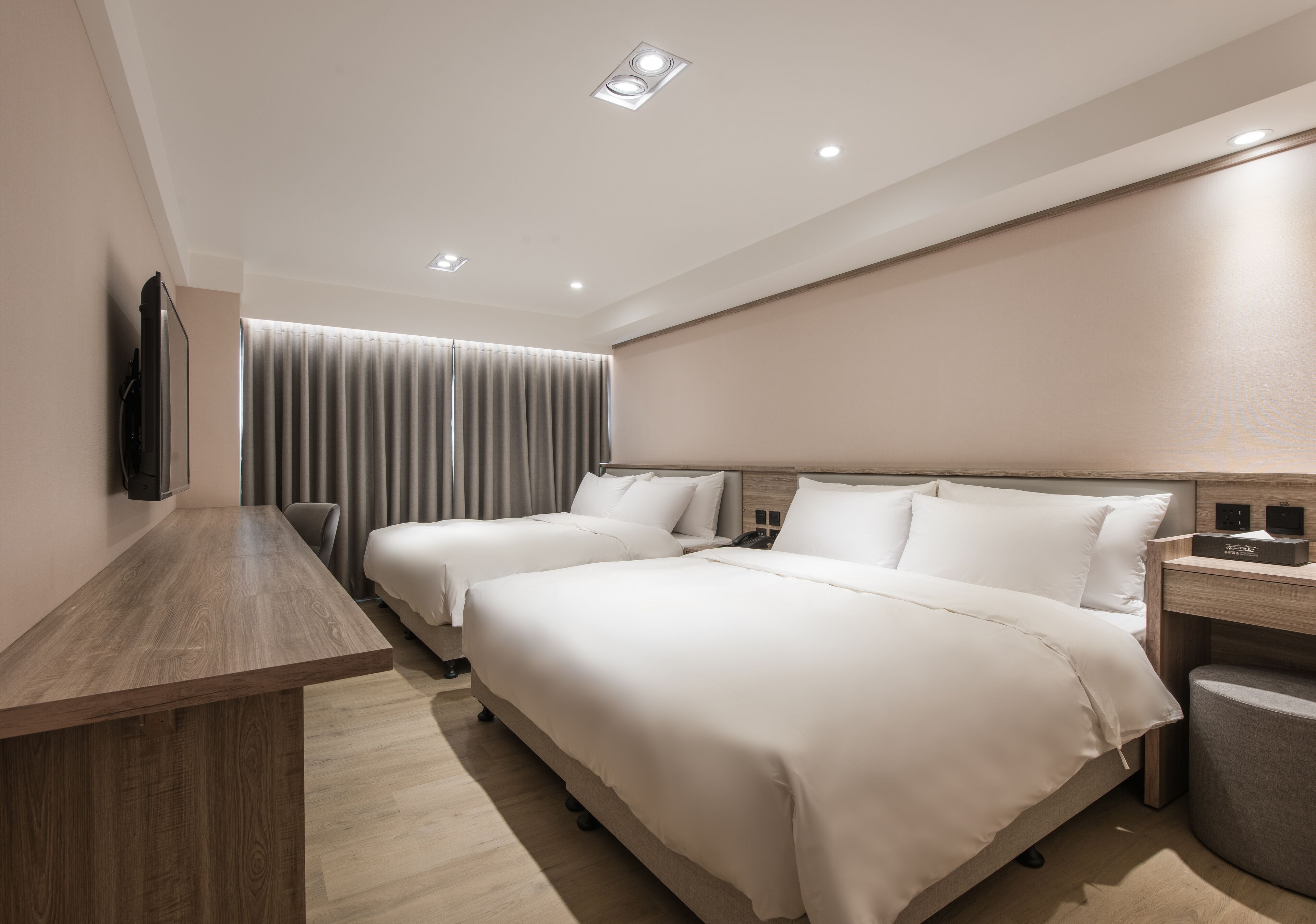 Cubrecamas, minibar con artículos gratuitos y cortinas blackout 