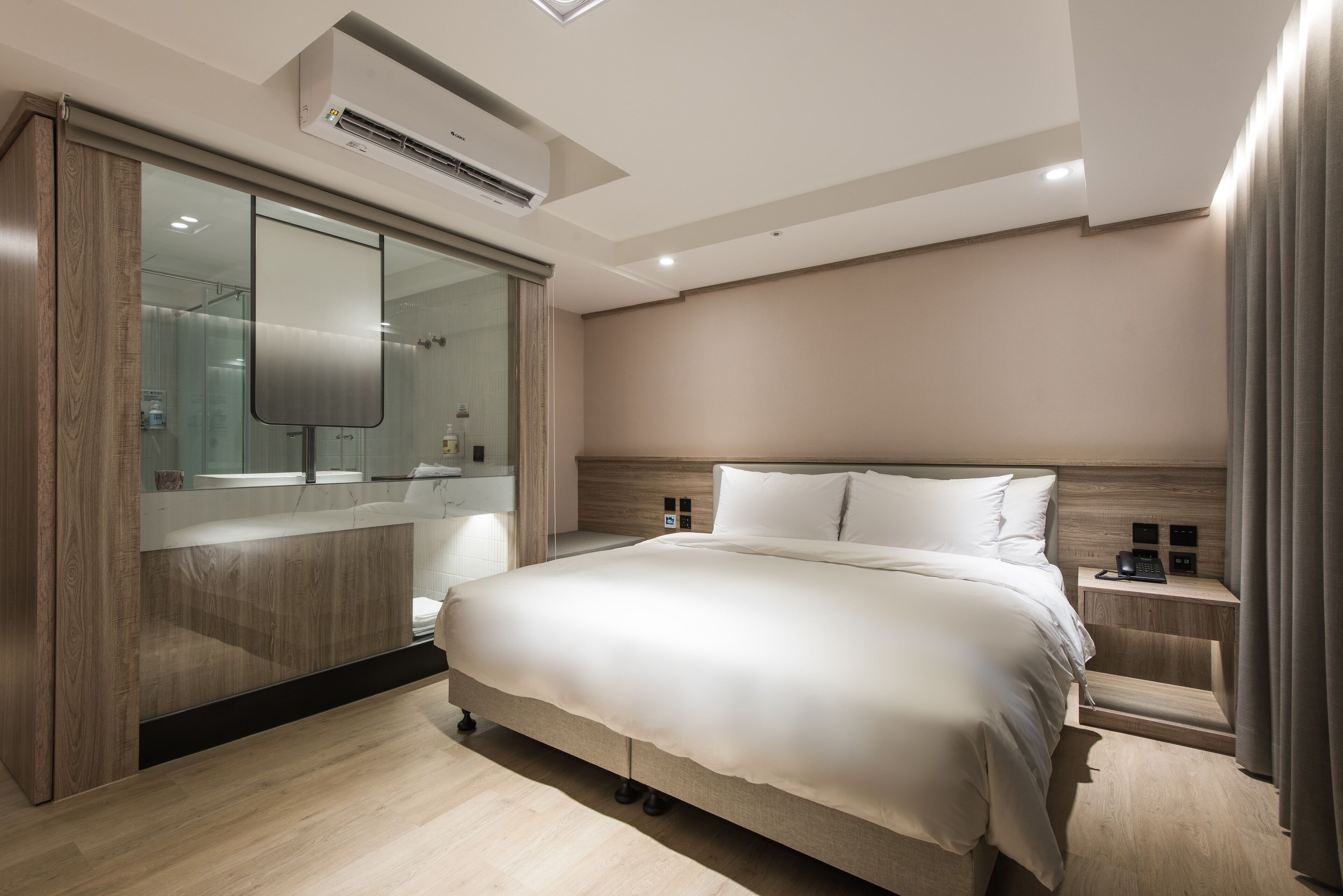 Cubrecamas, minibar con artículos gratuitos y cortinas blackout 