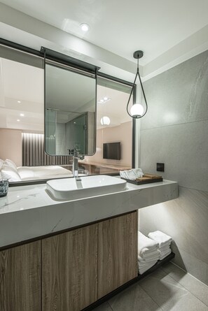 Superior Quadruple Room | Bathroom | Hair dryer, slippers, electronic bidet, towels - Spring's Rhapsody Hotel (Taichung)