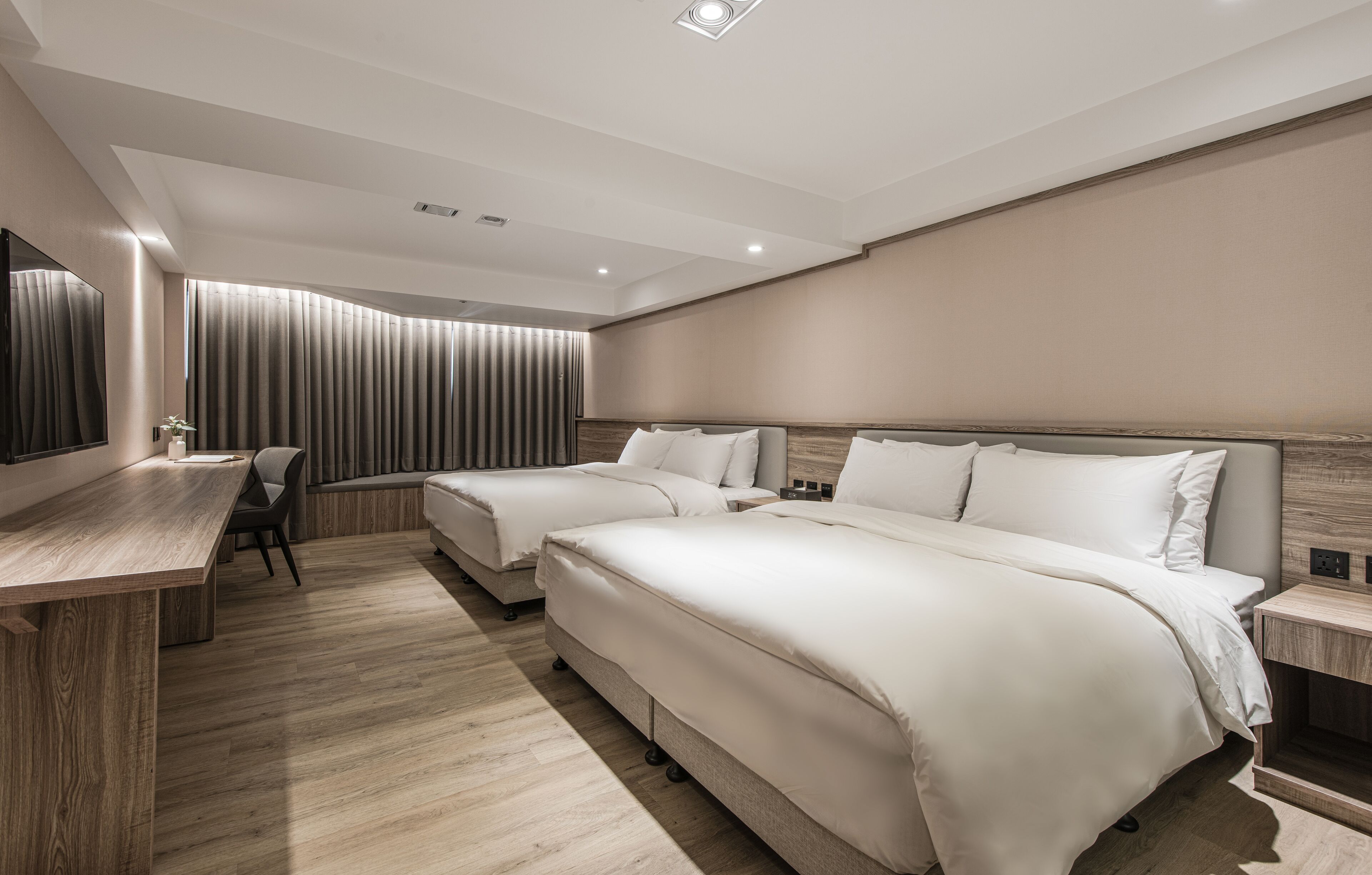 Cubrecamas, minibar con artículos gratuitos y cortinas blackout 