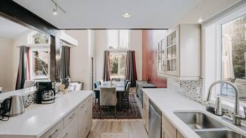 Villa (3 Bedrooms) | In-room dining