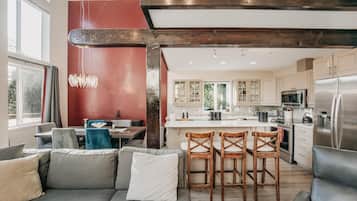 Villa (3 Bedrooms) | Private kitchen | Fridge, microwave, oven, coffee/tea maker