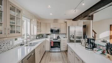 Villa (3 Bedrooms) | Private kitchen | Fridge, microwave, oven, coffee/tea maker