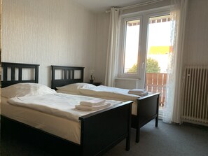 ملاءات للفراش لا تسبب الحساسية ومكتب ومساحة عمل للكمبيوتر المحمول