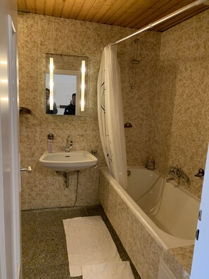 Hypo-allergenic bedding, desk, laptop workspace, free WiFi - Mitten im Herzen von Hannover (Hannover)