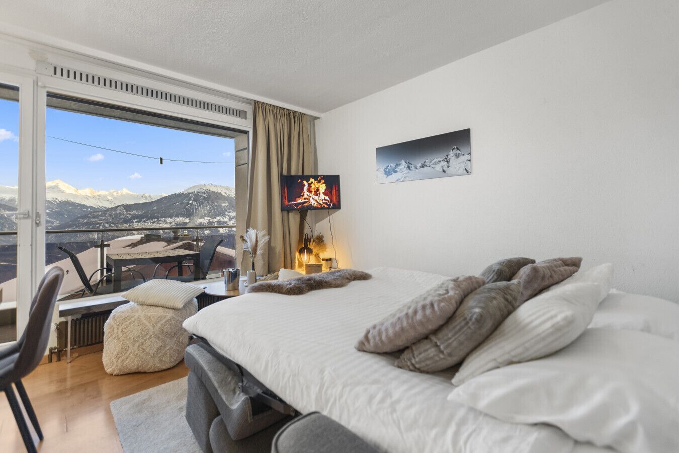 Skrivebord, strykejern/-brett, wi-fi (inkludert) og sengetøy