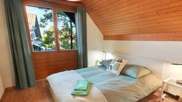 4 habitaciones, escritorio y tabla de planchar con plancha