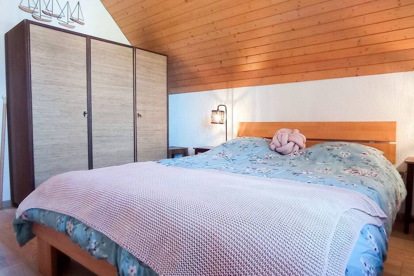 4 bedrooms, desk, iron/ironing board, travel crib