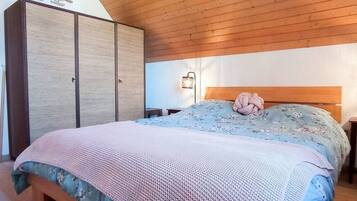 4 bedrooms, desk, iron/ironing board, travel crib