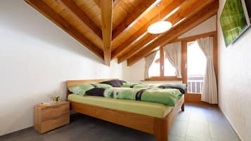 2 camere, una scrivania, ferro/asse da stiro, culla da viaggio