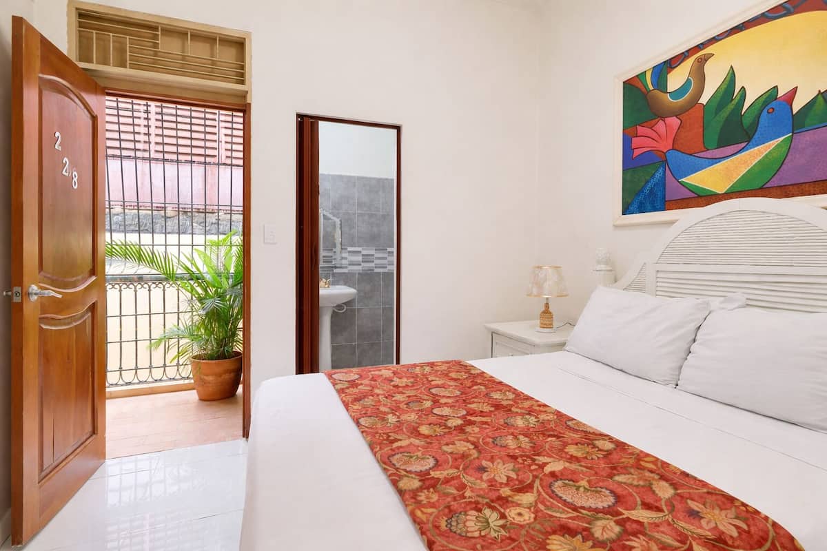 Comfort Single Room, 1 Queen Bed | Down comforters, desk, laptop workspace, blackout drapes