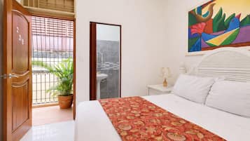 Comfort Single Room, 1 Queen Bed | Down duvets, desk, laptop workspace, blackout curtains