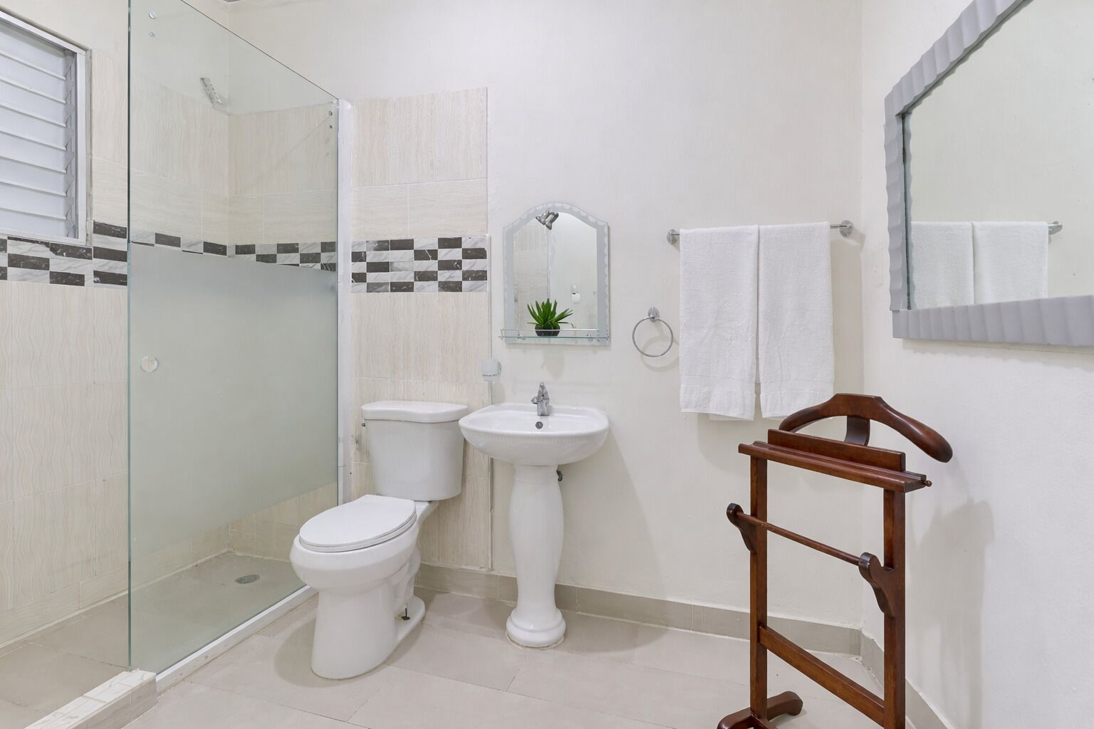 Shower, hydromassage showerhead, free toiletries, hair dryer