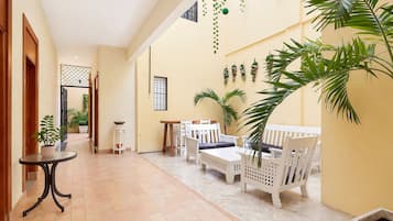 32-inch Smart TV with digital channels, TV, Netflix