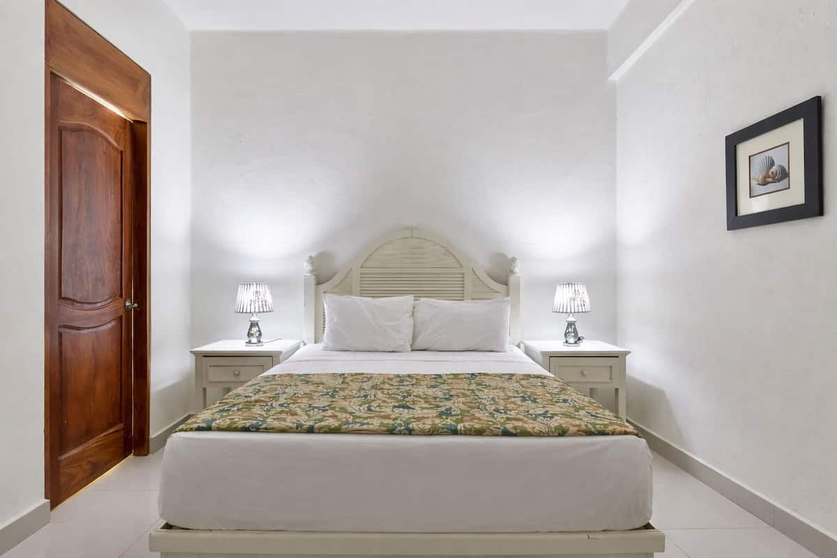 Comfort Room, 1 Queen Bed | Down comforters, desk, laptop workspace, blackout drapes