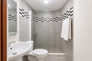 Shower, hydromassage showerhead, free toiletries, hair dryer - Hotel Anabella (Santo Domingo)