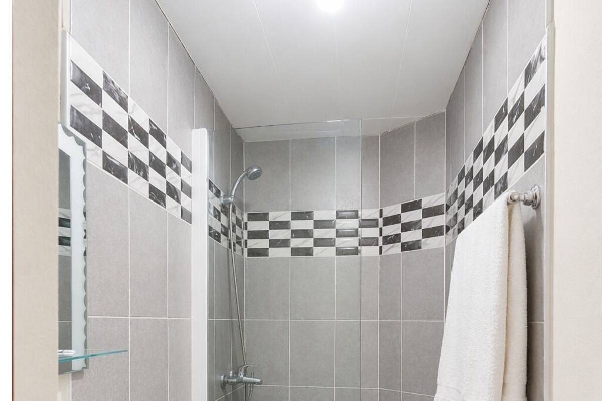 Regadera, regadera con hidromasaje, amenidades de baño gratuitas 
