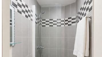 Shower, hydromassage showerhead, free toiletries, hair dryer