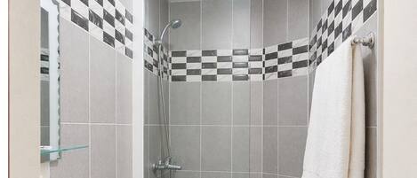 Ducha, cabezal de ducha con hidromasaje, artículos de tocador gratuitos