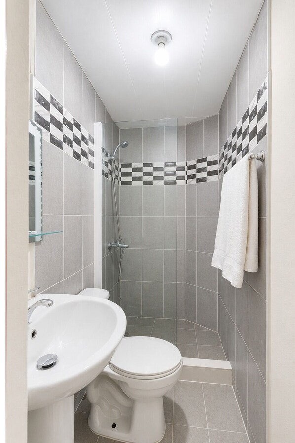 Regadera, regadera con hidromasaje, amenidades de baño gratuitas 