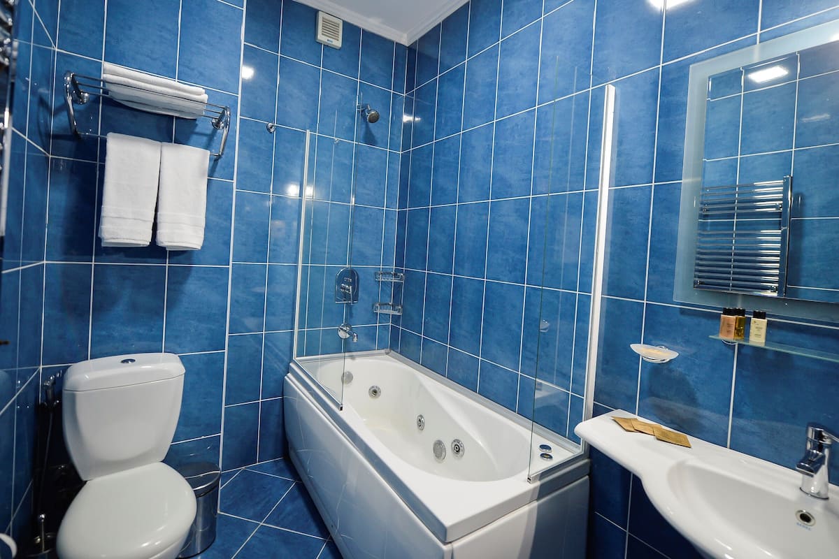 Suite, 1 slaapkamer | Badkamer | Pantoffels