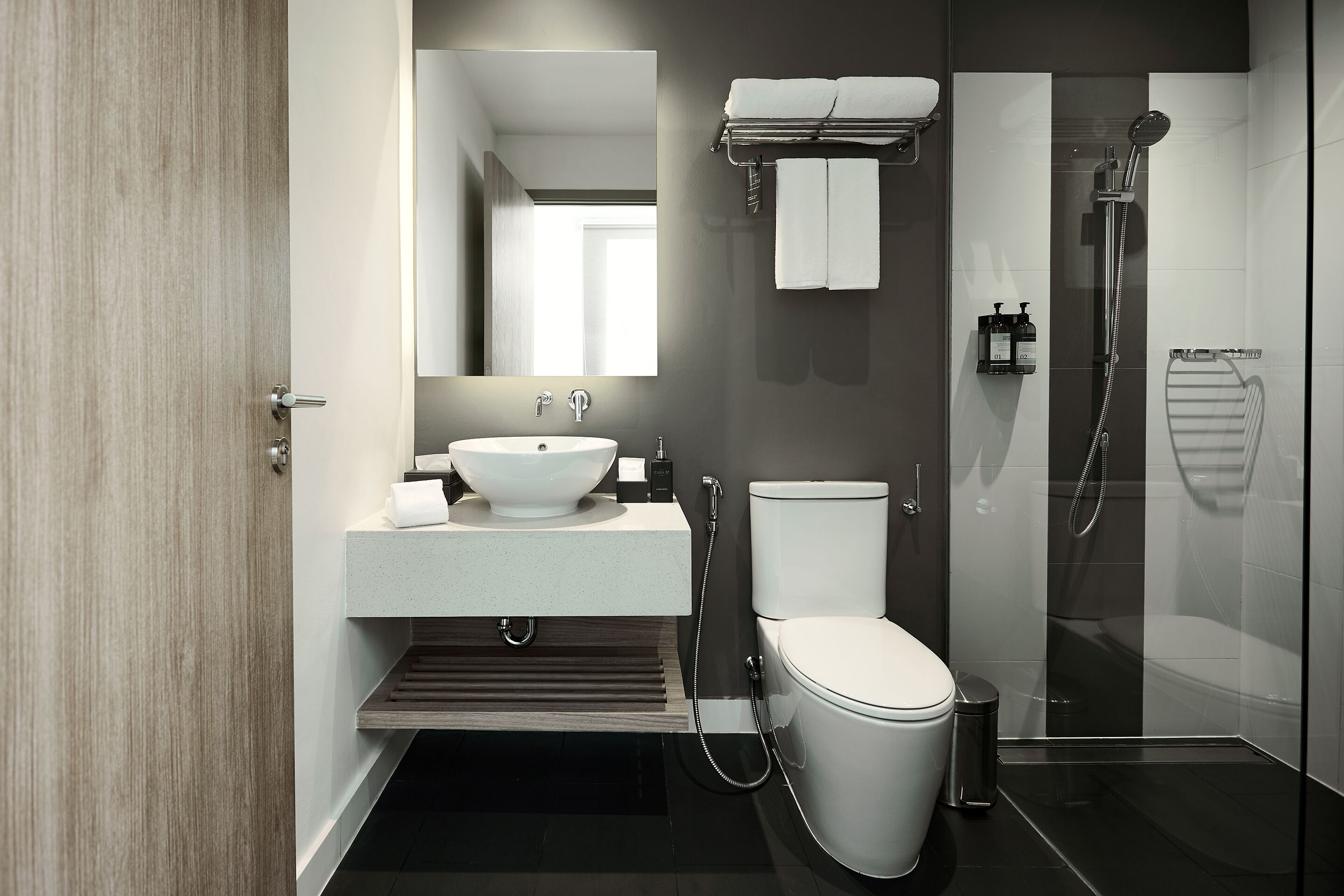 Ein modernes Badezimmer mit Waschbecken, Toilette und einer Duschkabine.