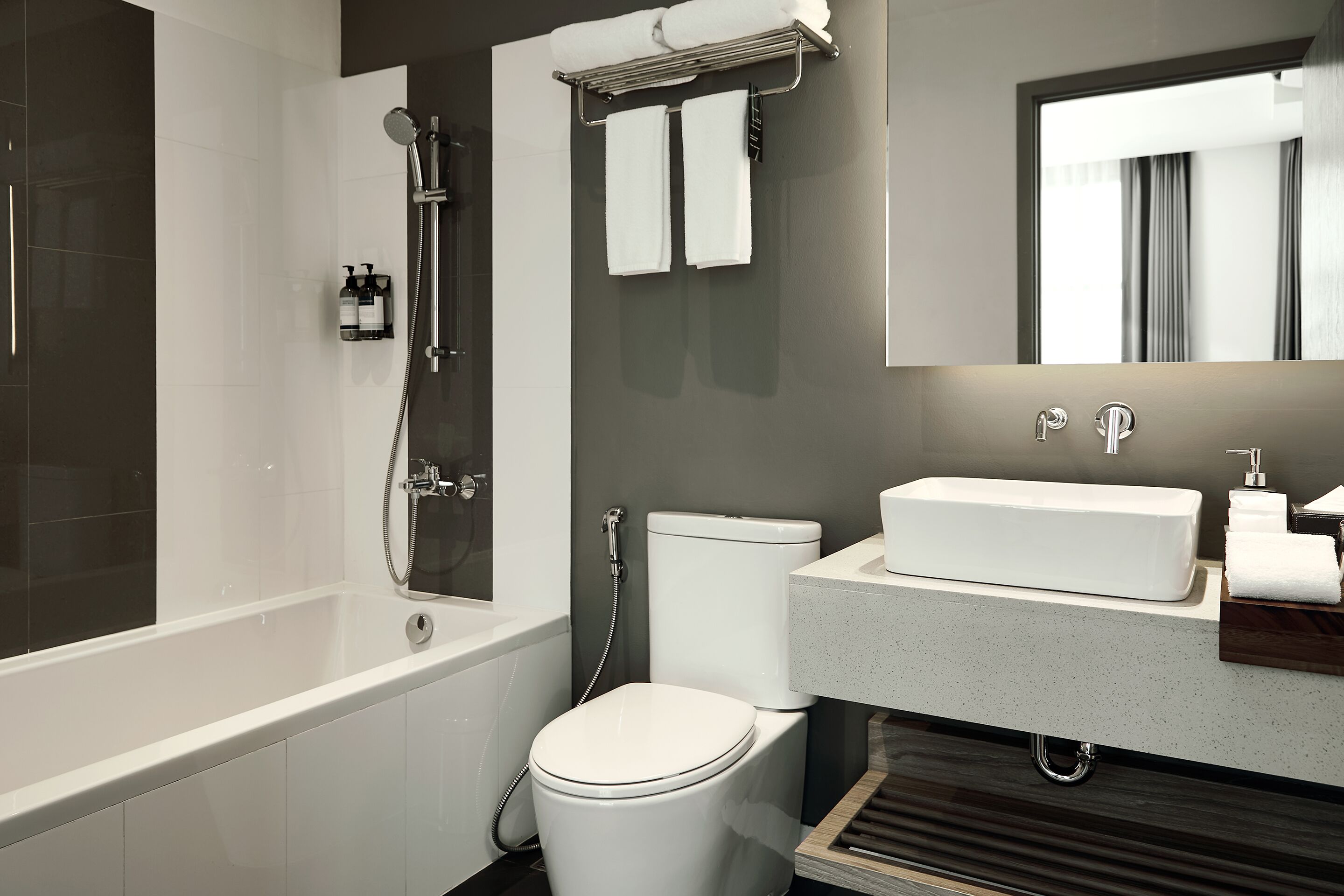 Un baño moderno con bañera, inodoro y lavamanos.