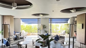 Una sala de estar moderna con sofás, una mesa de centro y una planta en maceta.