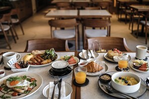 Daily buffet breakfast (THB 330 per person) - Casa 17 Hotel Bangkok (Bangkok)