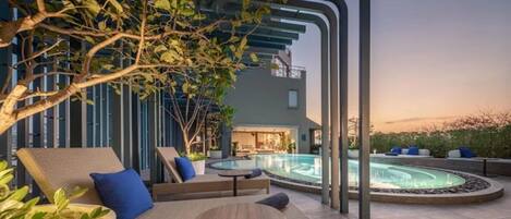 Una piscina al aire libre