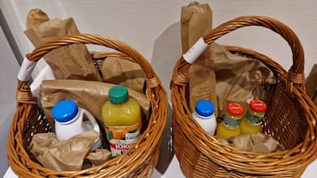 Dos cestas de mimbre con diversos objetos, como botellas y bolsas de papel.