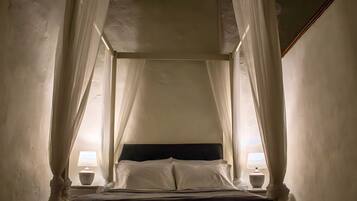 办公桌、笔记本电脑工作区、免费 WiFi、床单