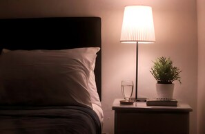 Escritorio, espacio para trabajar con laptop y wifi gratis 