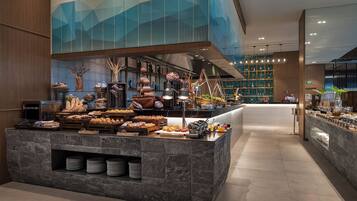 Daily buffet breakfast (VND 500000 per person)