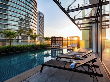 Utomhuspool med öppettider 06.00 till 20.00, och solstolar