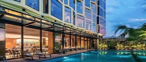 Außenpool, geöffnet von 06:00 Uhr bis 20:00 Uhr, Liegestühle