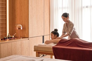 Salas de tratamiento para parejas, sauna y tina de hidromasaje