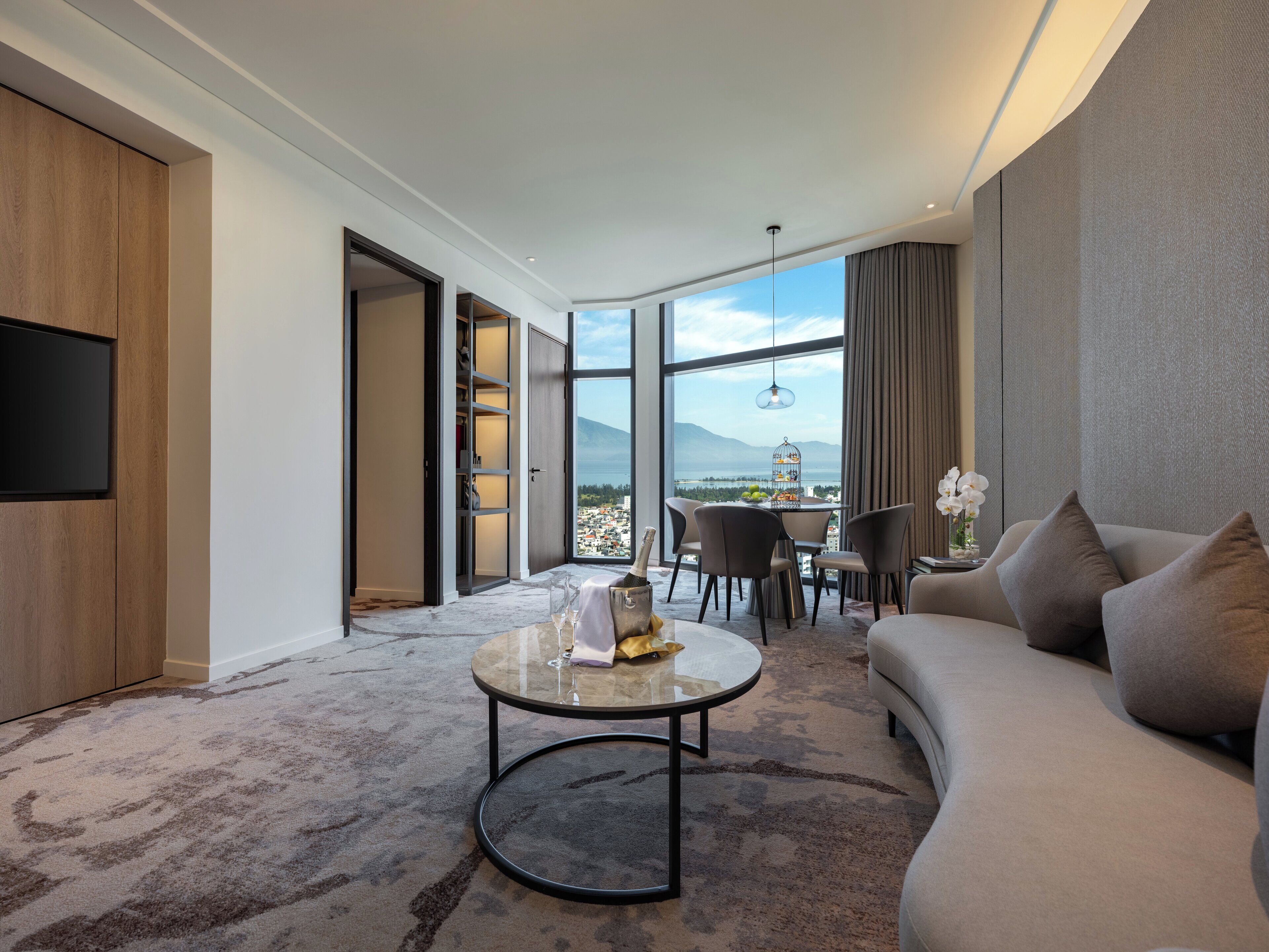 Junior Suite, Multiple Beds, Club Lounge Access, River View | Room amenity