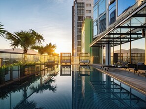 Piscina all'aperto, con ingresso dalle 06:00 alle 20:00, lettini