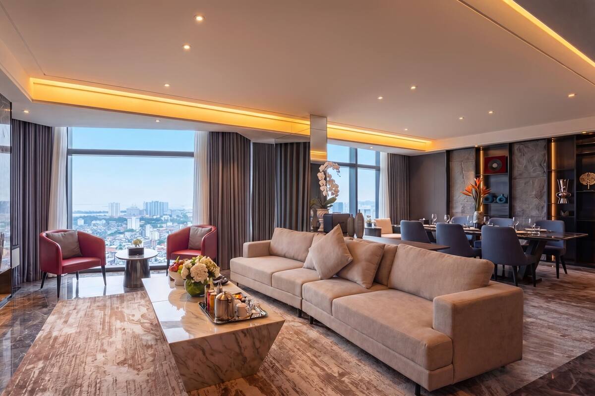 ห้องสวีท, 2 ห้องนอน, ใช้คลับเลานจ์ได้, วิวแม่น้ำ | ห้องนั่งเล่น | ทีวีจอแบน 45 นิ้ว พร้อมช่องเคเบิล, ทีวี, หนังสือ