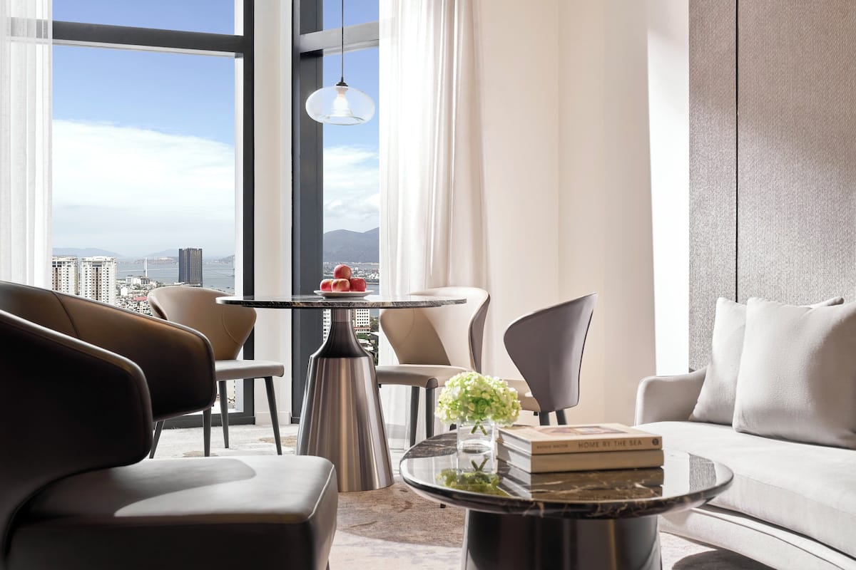 Suite, 1 kamar tidur, Akses Club Lounge, pemandangan sungai | 1 kamar tidur, seprai katun Mesir, dan seprai premium