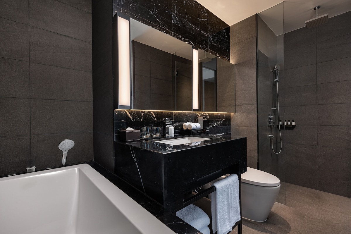 Egyptian cotton sheets, premium bedding, pillow-top beds, in-room safe