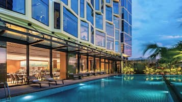 Alberca al aire libre, acceso de 06:00 a 20:00, y camastros