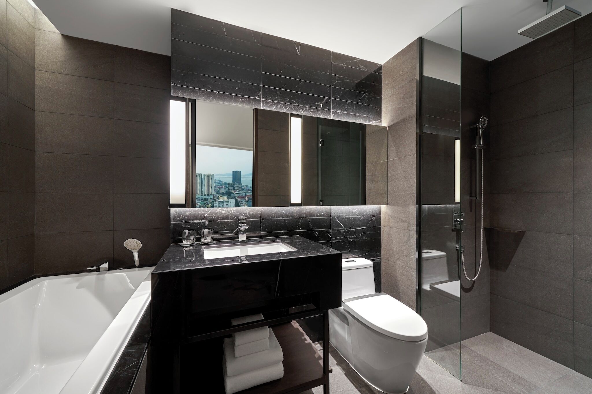 Un baño moderno con bañera, inodoro y ducha.