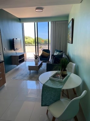 Apartamento executivo | Área de estar | Smart TV 42 polegadas com canais a cabo, TV
