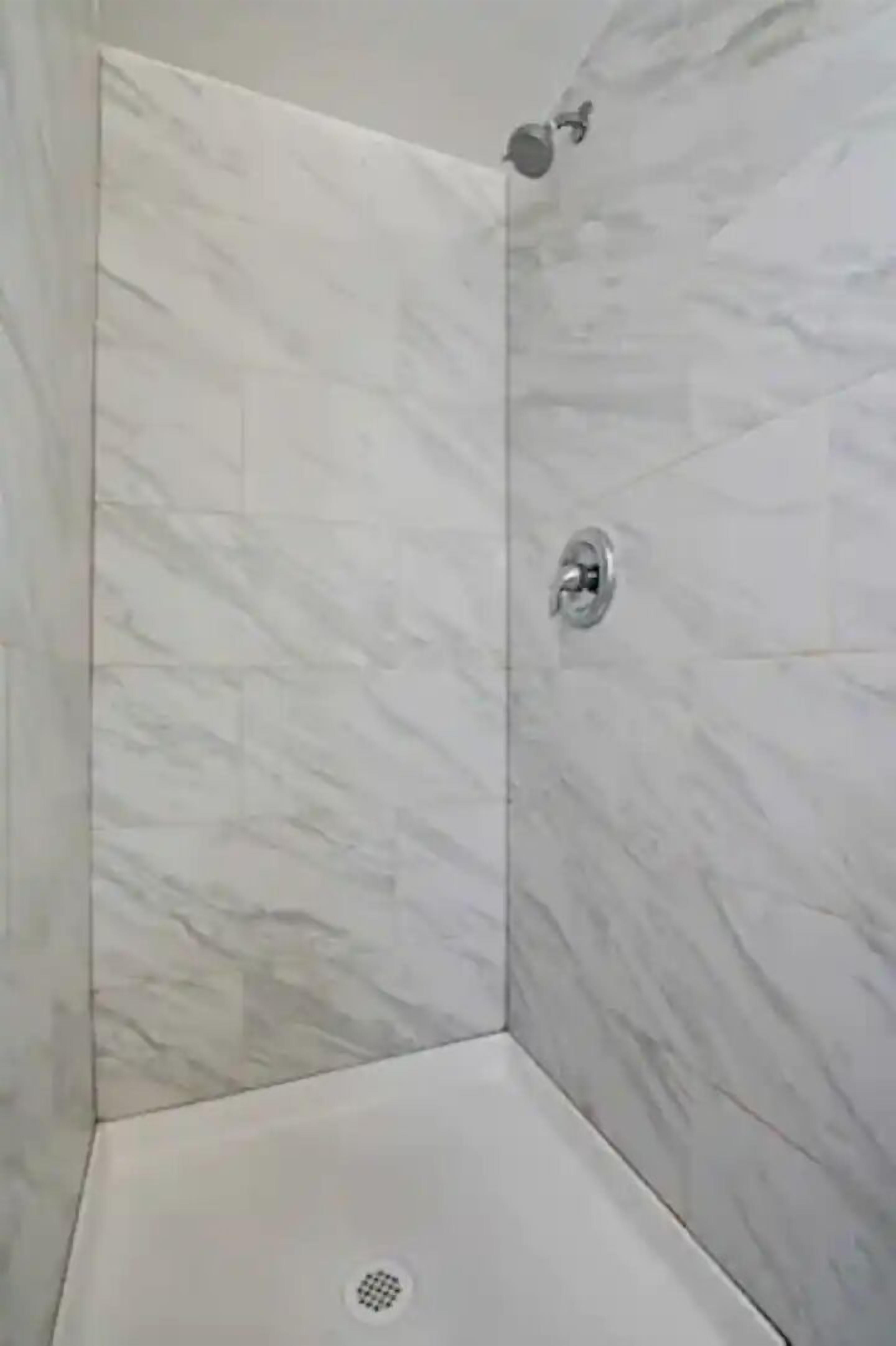 Habitación superior | Baño | Ducha, toallas y papel higiénico